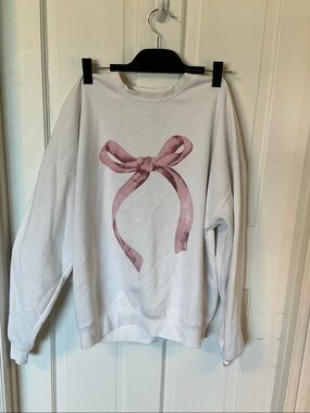 Bow crewneck